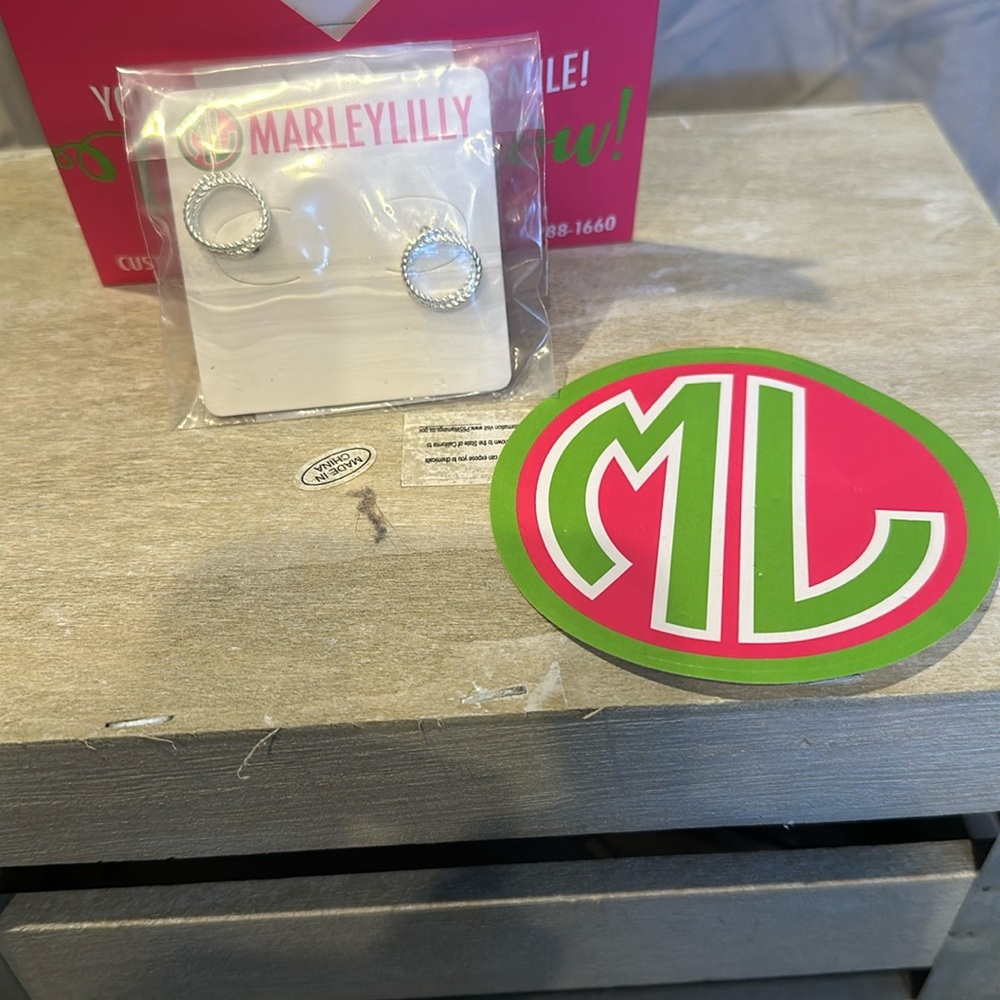 NWT: MarleyLilly Earrings